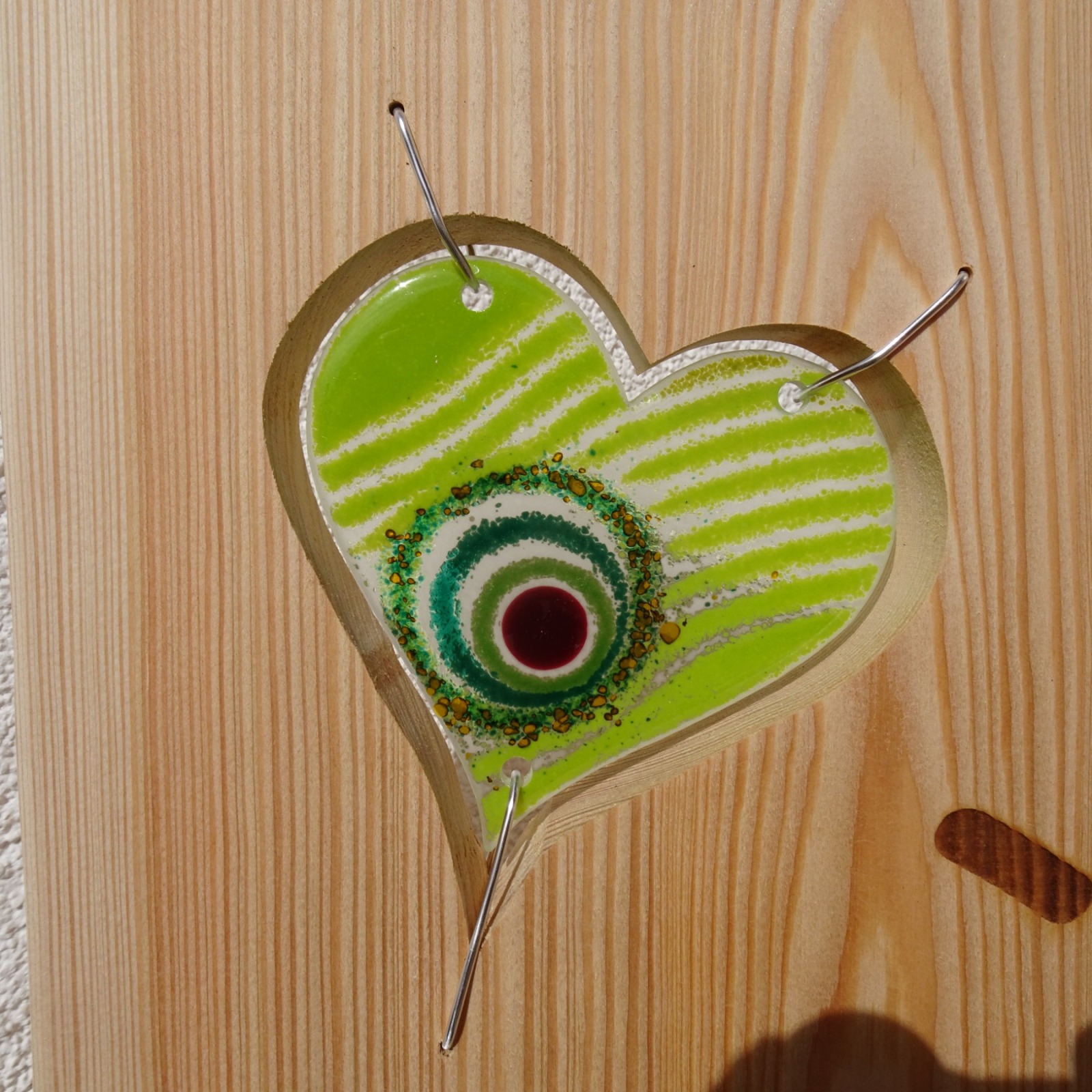 Willkommensschild, Gartenstele aus Lärchenholz mit einem grünen Glas Herz und Schriftzug,