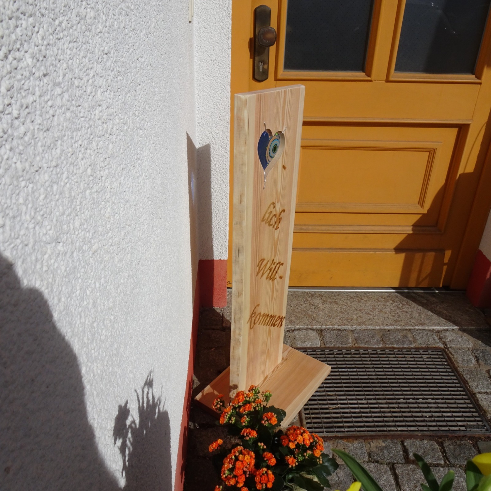 Willkommensschild, Gartenstele aus Lärchenholz mit einem blauen Glas Herz und Schriftzug, Holzstele