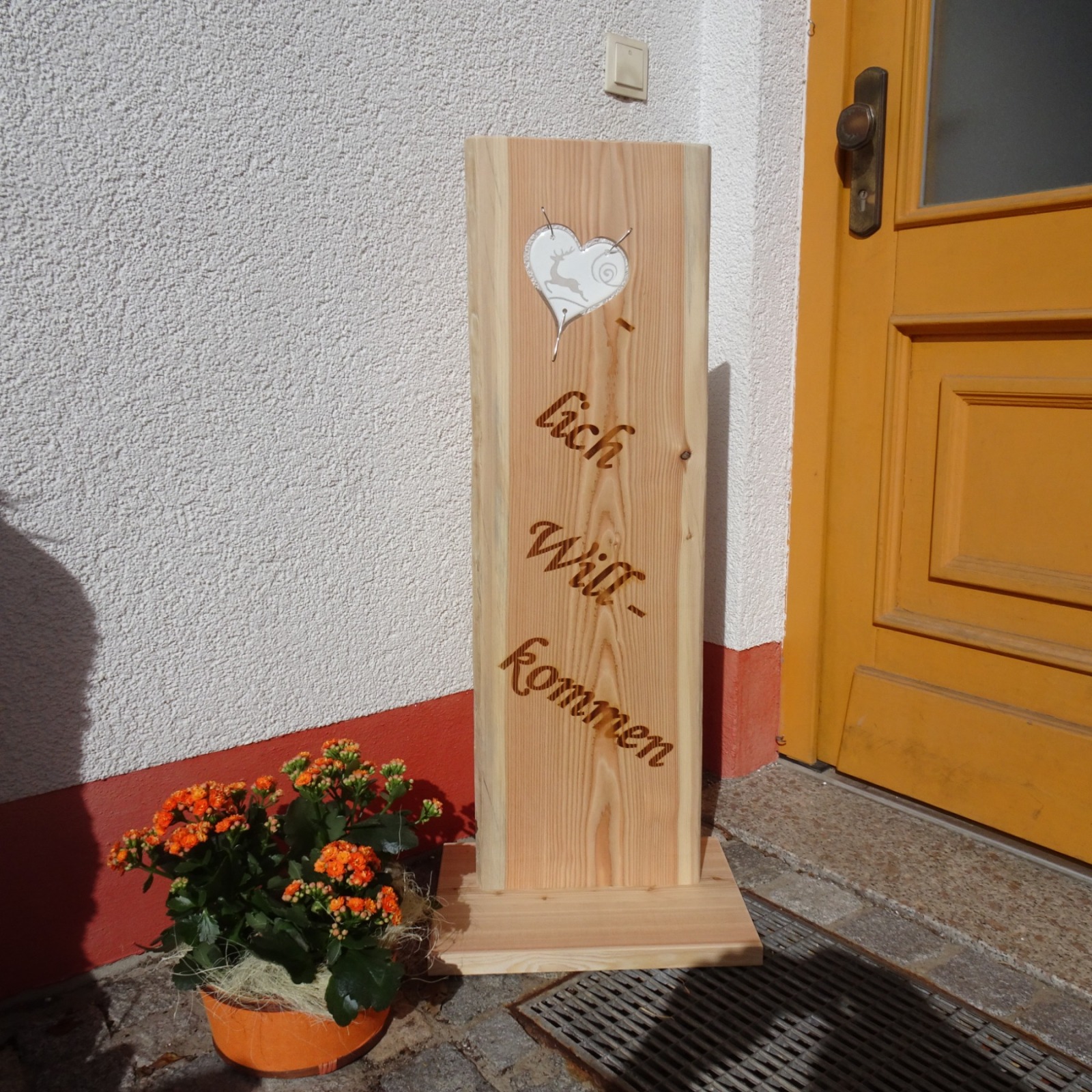 Willkommensschild, Gartenstele aus Lärchenholz mit einem weißen Glas Herz und Schriftzug, Holzstel