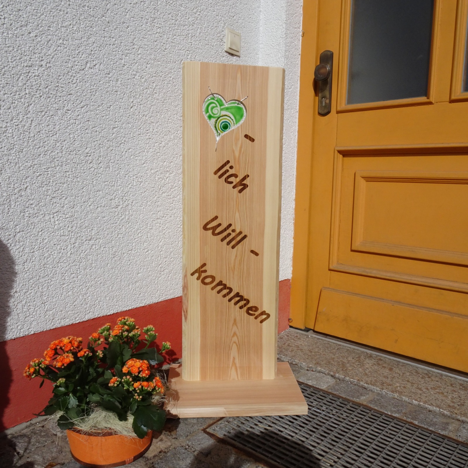 Willkommensschild, Gartenstele aus Lärchenholz mit einem grünen Glas Herz und Schriftzug, Holzstel