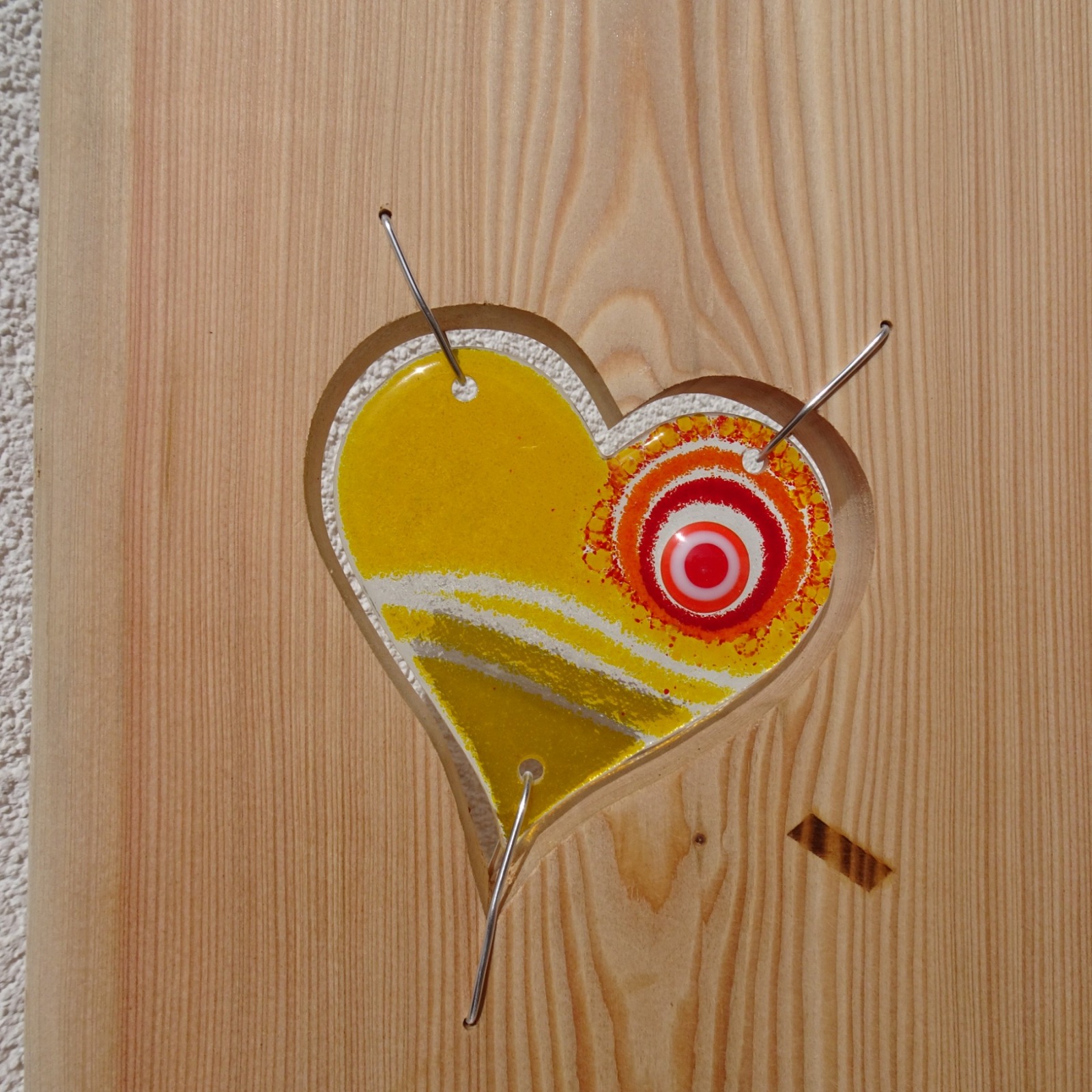 Willkommensschild, Gartenstele aus Lärchenholz mit einem gelben Glas Herz und Schriftzug, Holzstele