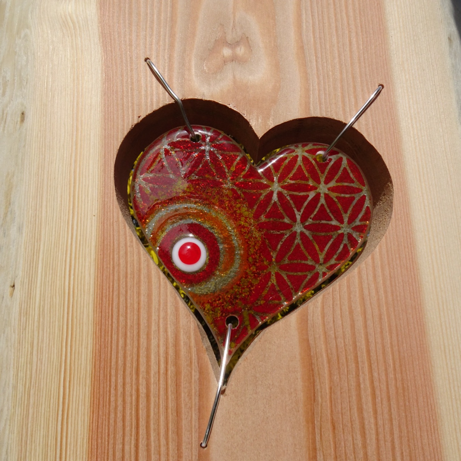 Gartenstele aus Lärchenholz mit roten Glas Herzen Holzstele 4