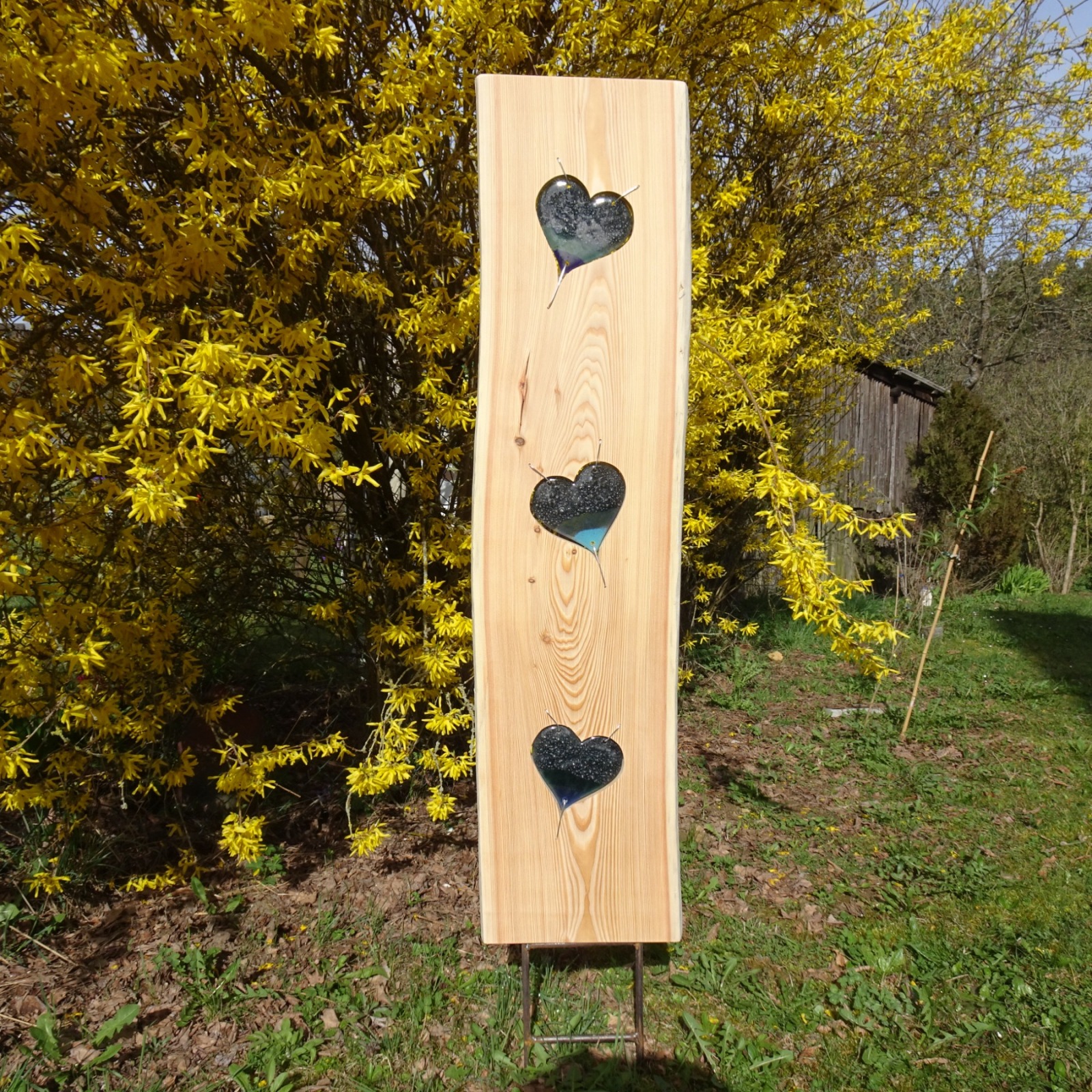 Gartenstele aus Lärchenholz mit blauen Glas Herzen Holzstele