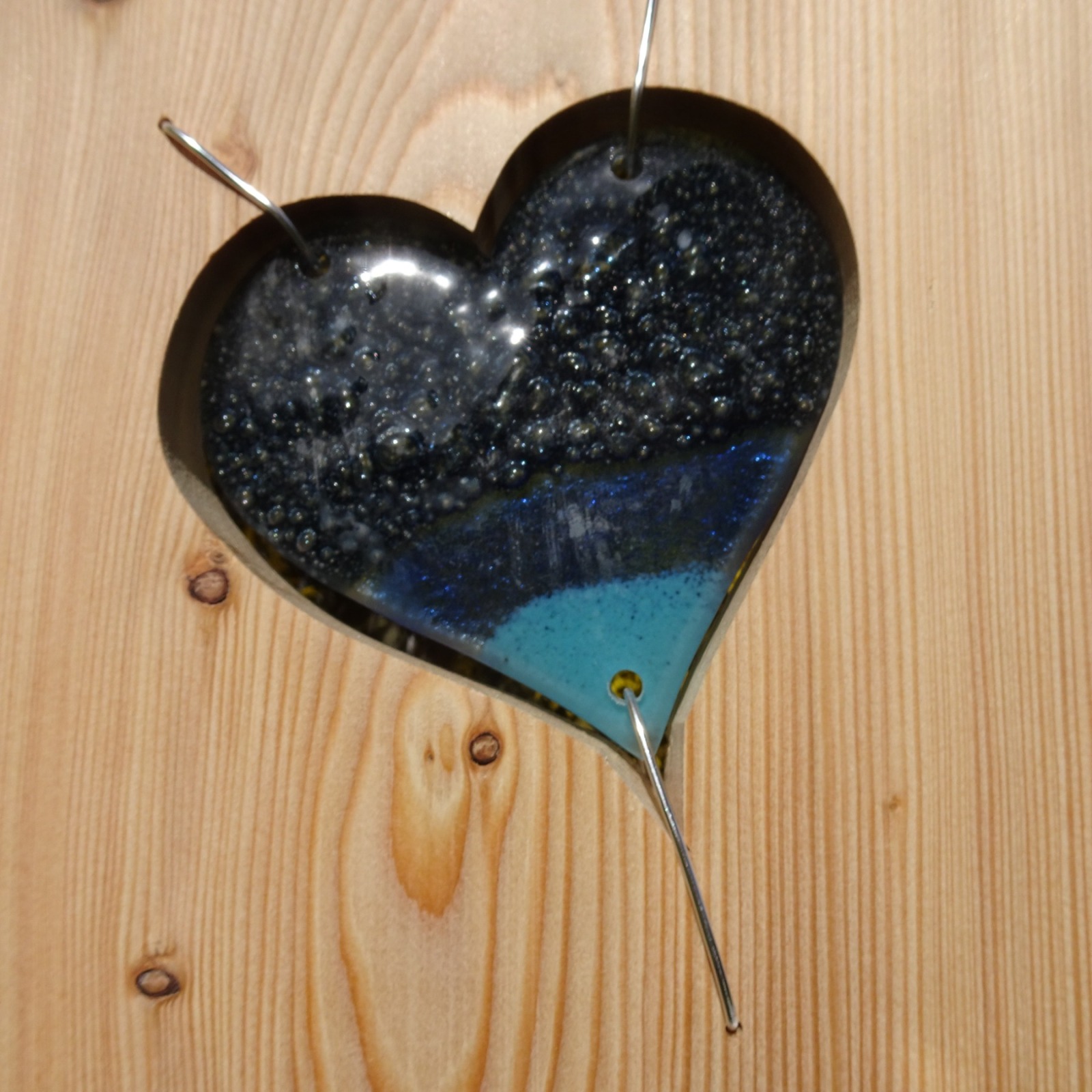Gartenstele aus Lärchenholz mit blauen Glas Herzen Holzstele 5