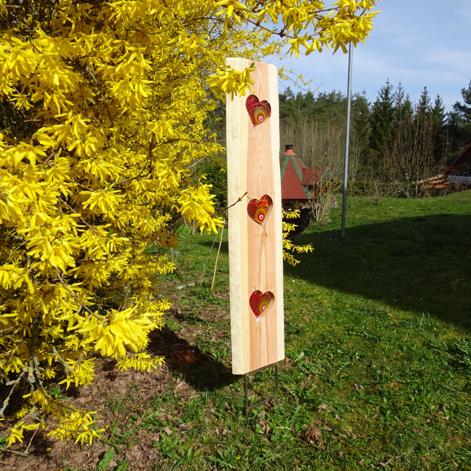 Gartenstele aus Lärchenholz mit roten Glas Herzen Holzstele 3