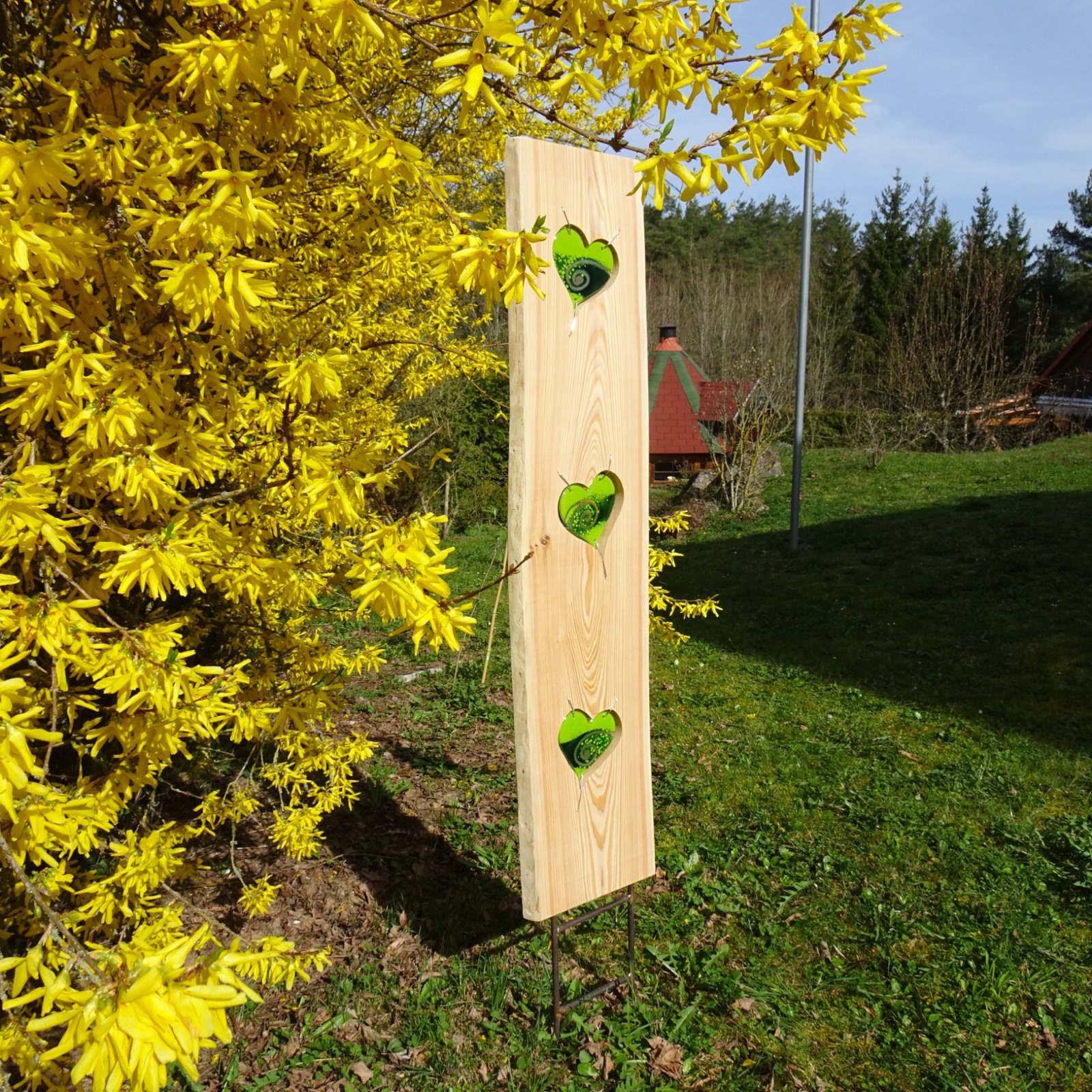 Gartenstele aus Lärchenholz mit grünen Glas Herzen Holzstele 3
