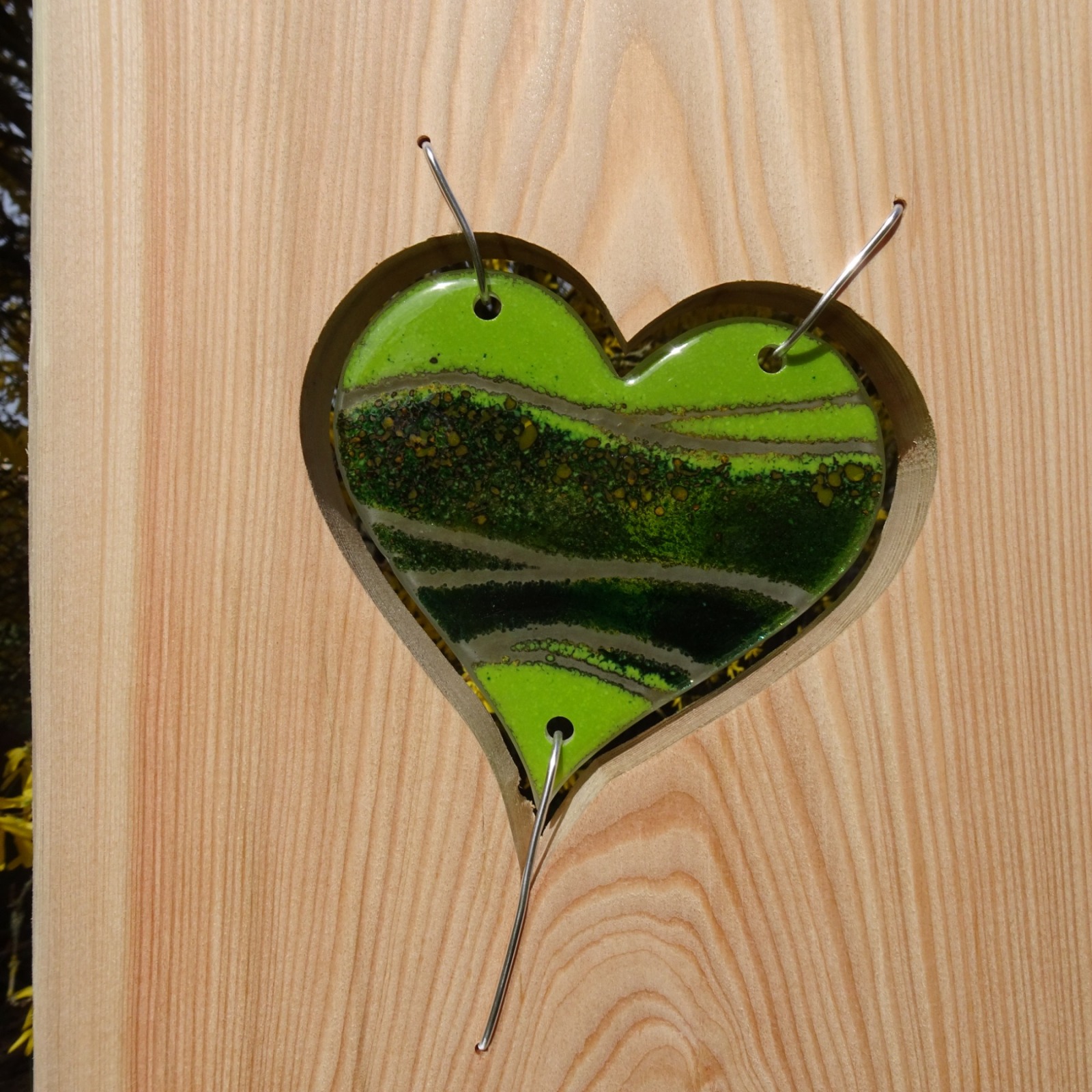 Gartenstele aus Lärchenholz mit grünen Glas Herzen Holzstele 6