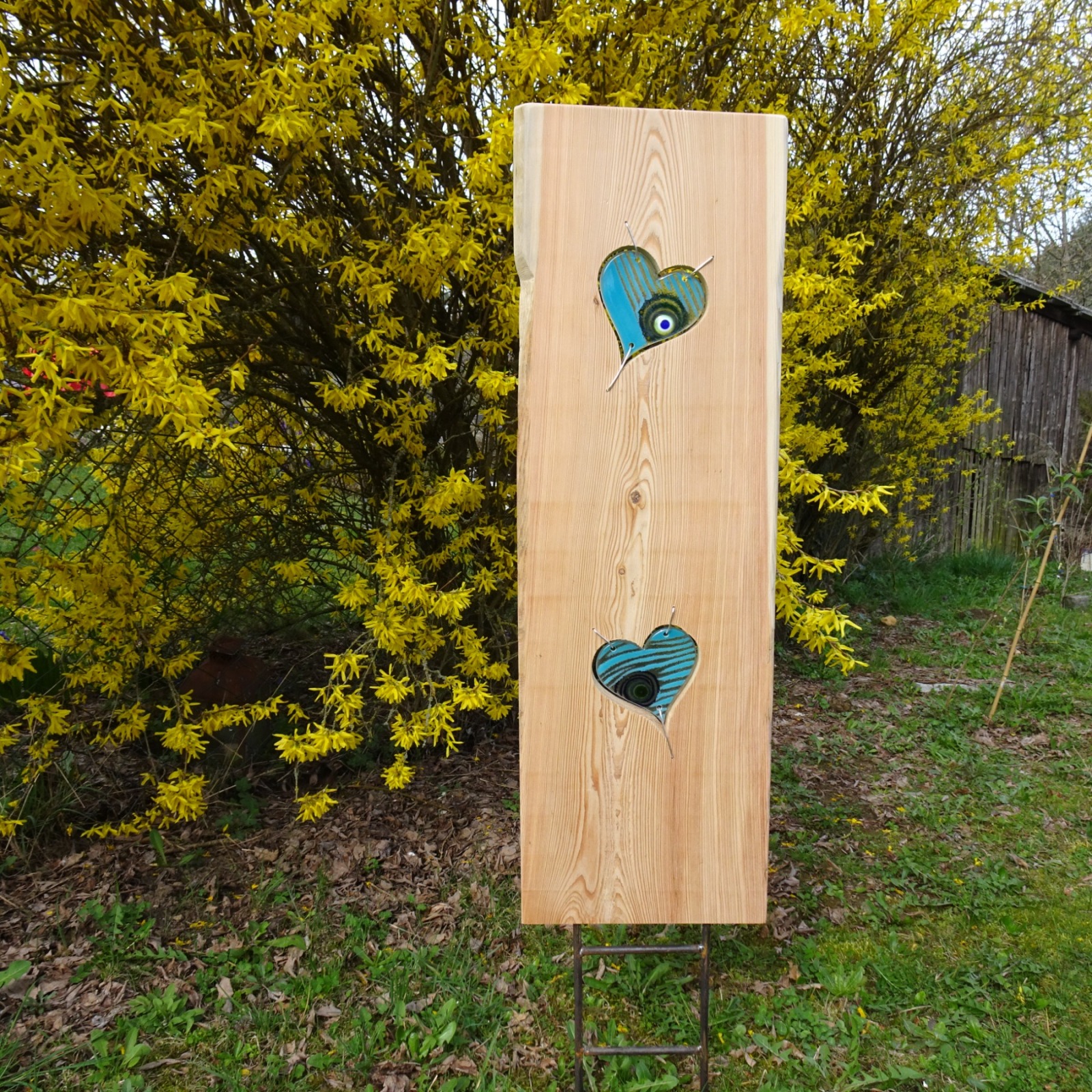 Gartenstele aus Lärchenholz mit blauen Glas Herzen Holzstele
