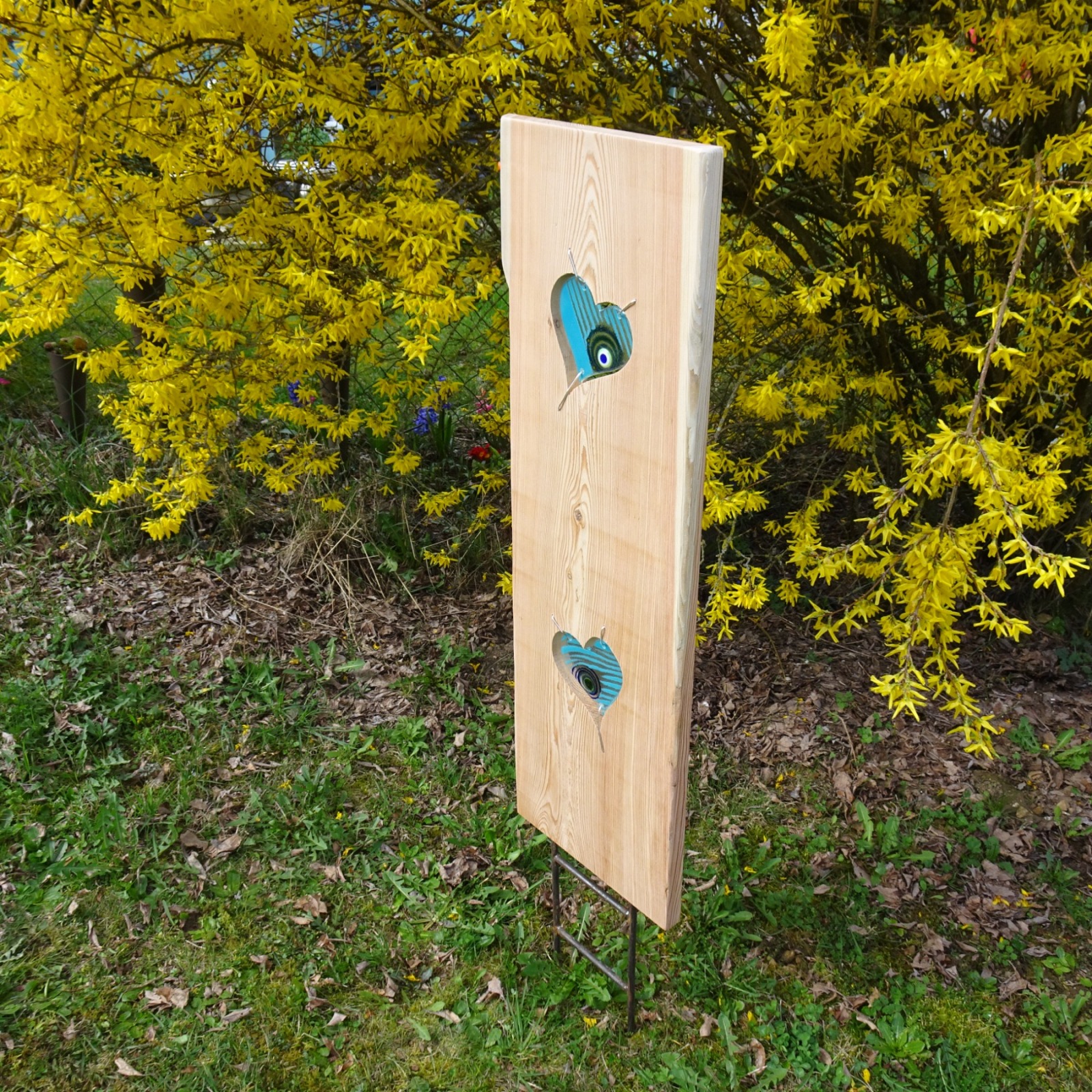 Gartenstele aus Lärchenholz mit blauen Glas Herzen Holzstele 2