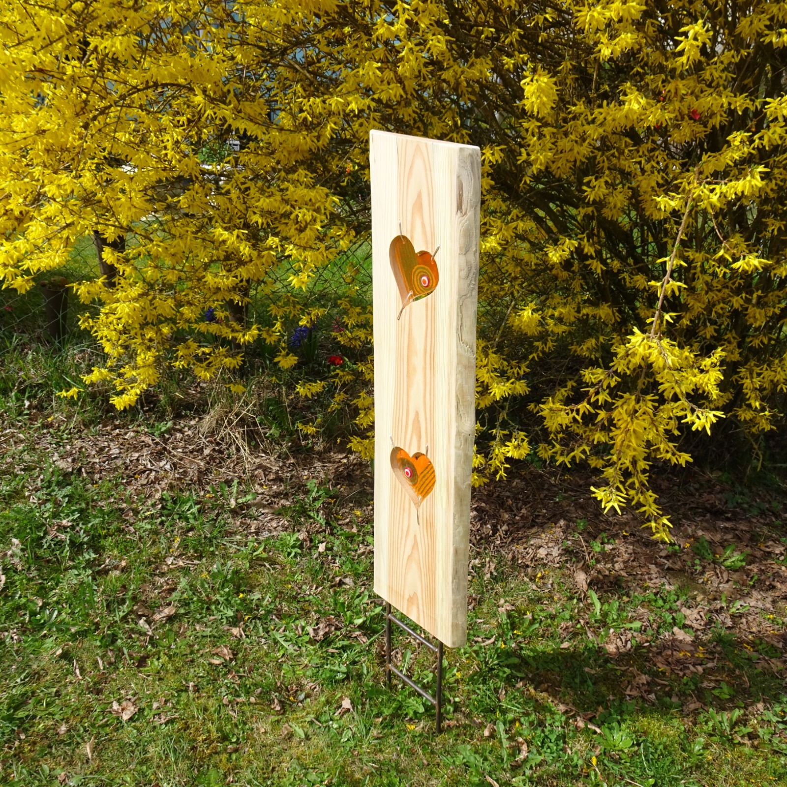 Gartenstele aus Lärchenholz mit orangenen Glas Herzen Holzstele 2