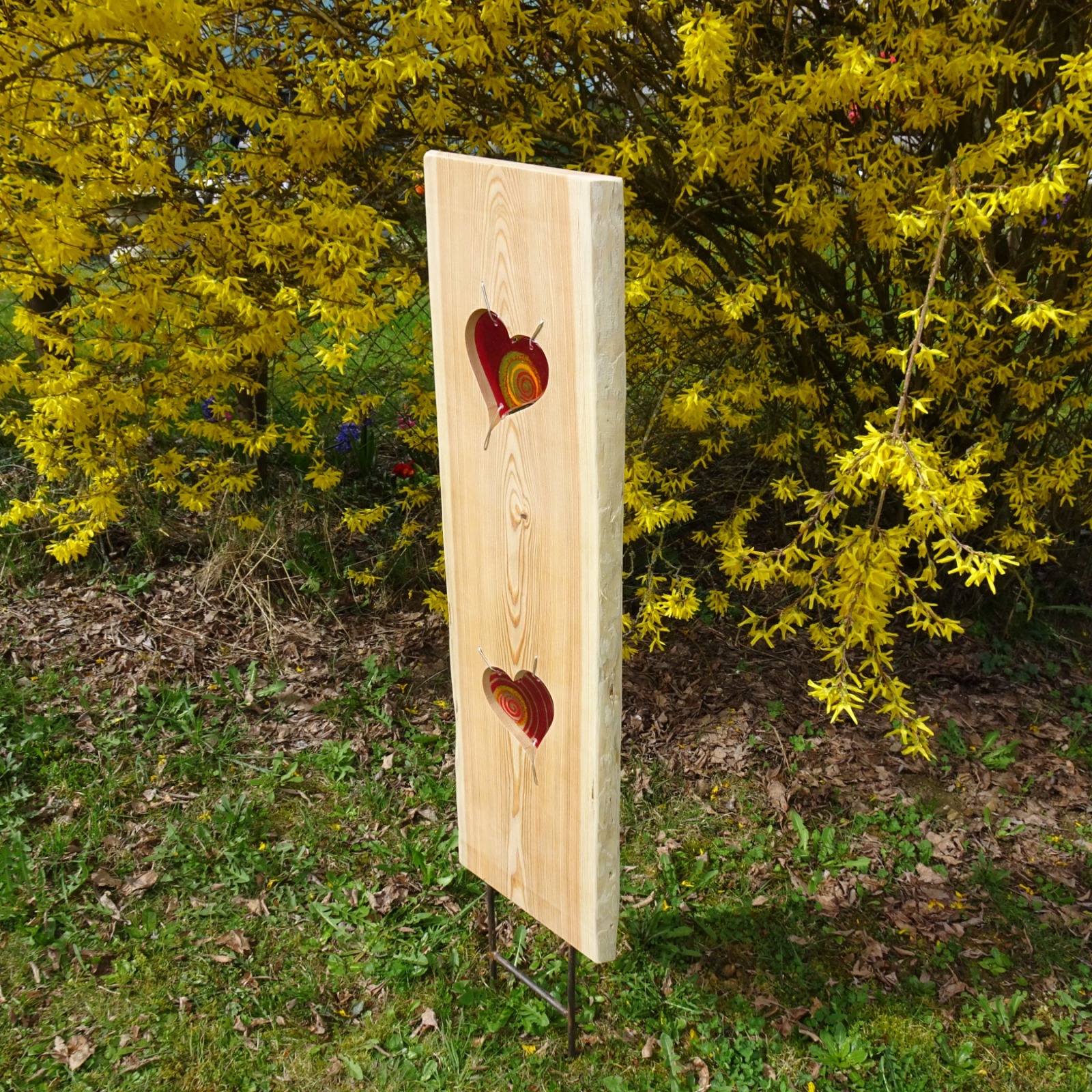 Gartenstele aus Lärchenholz mit roten Glas Herzen Holzstele 2