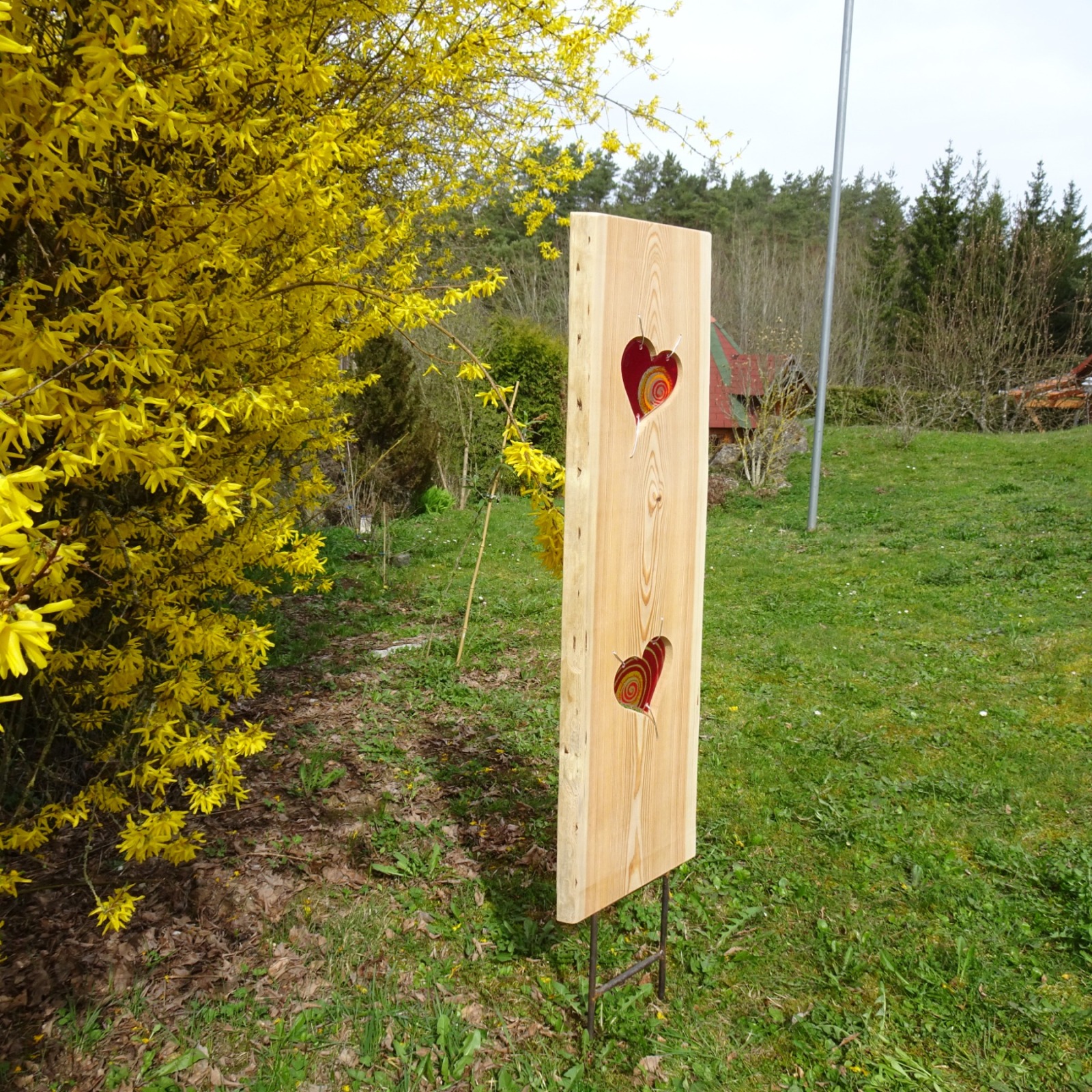 Gartenstele aus Lärchenholz mit roten Glas Herzen Holzstele 3