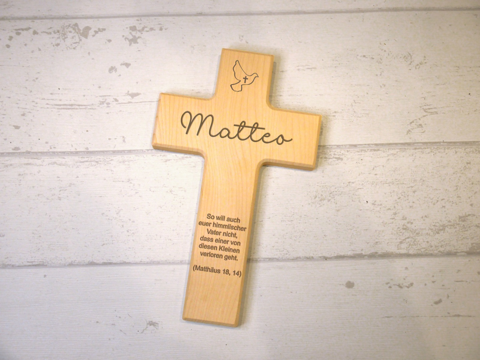 Kinderkreuz aus Holz, personalisiert mit Name und Wunschtext