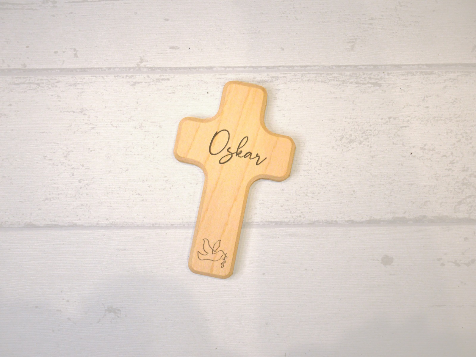 Kinderkreuz aus Holz, personalisiert mit Name und Wunschmotiv