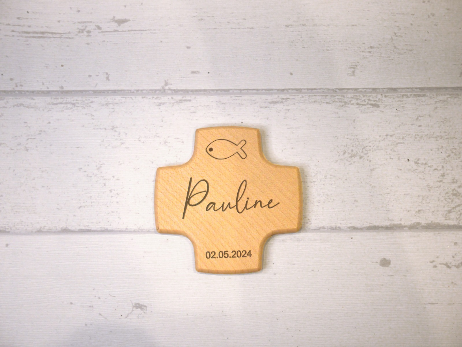 Kleines Holzkreuz, personalisiert mit Name, Datum und Wunschmotiv