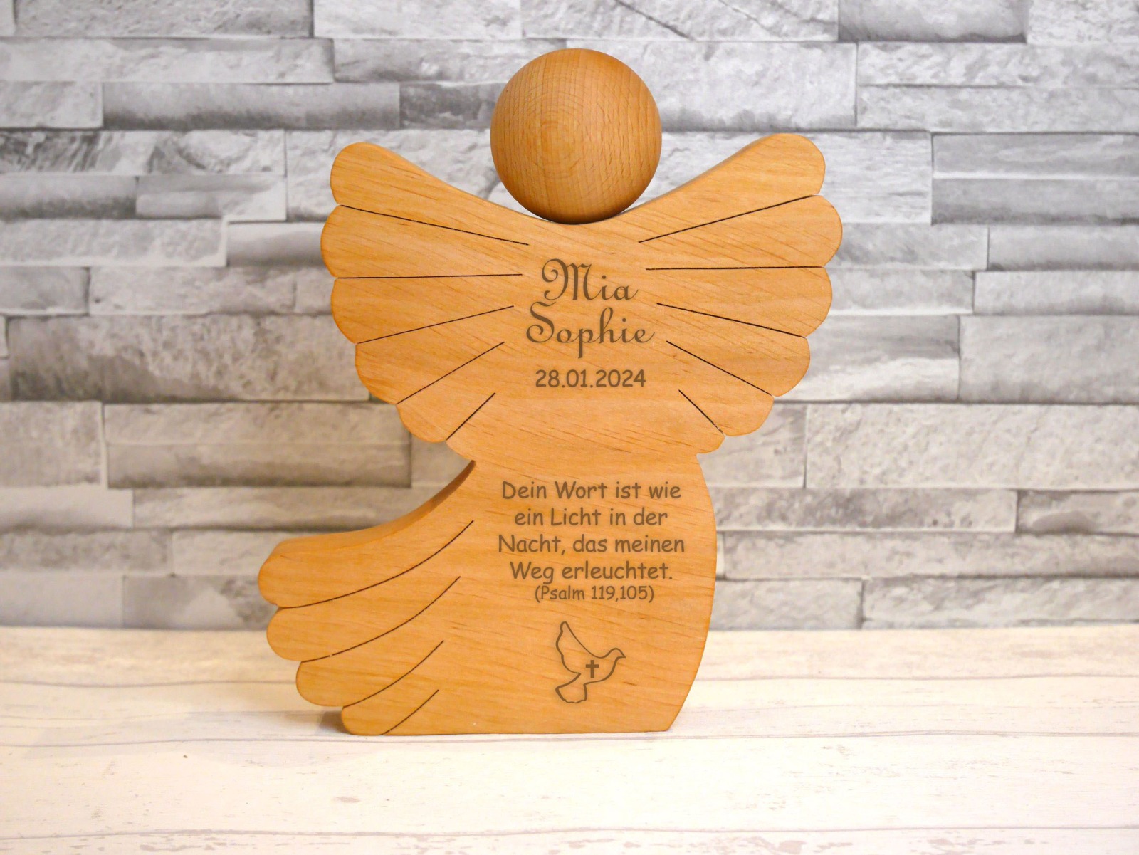 Engel aus Holz mit persönlicher Gravur