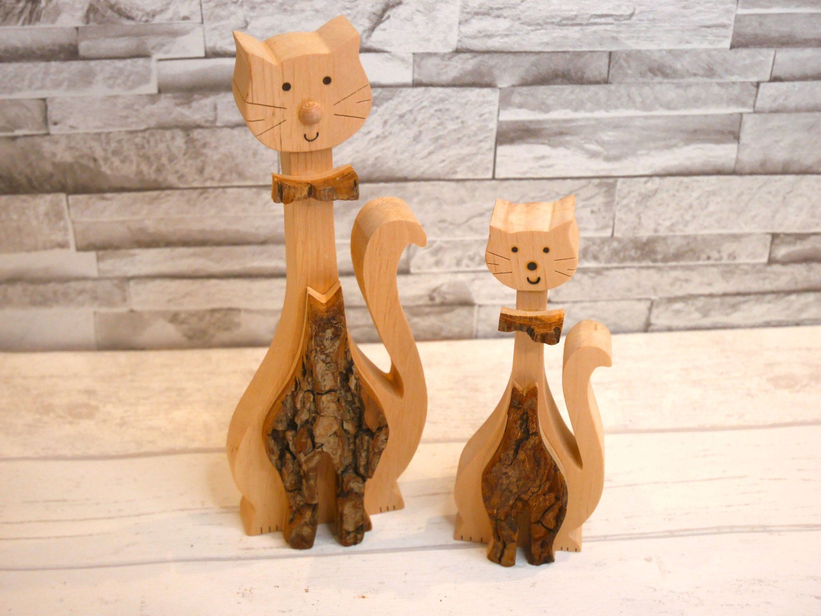Dekofigur Katze aus Holz mit Baumrinde 2