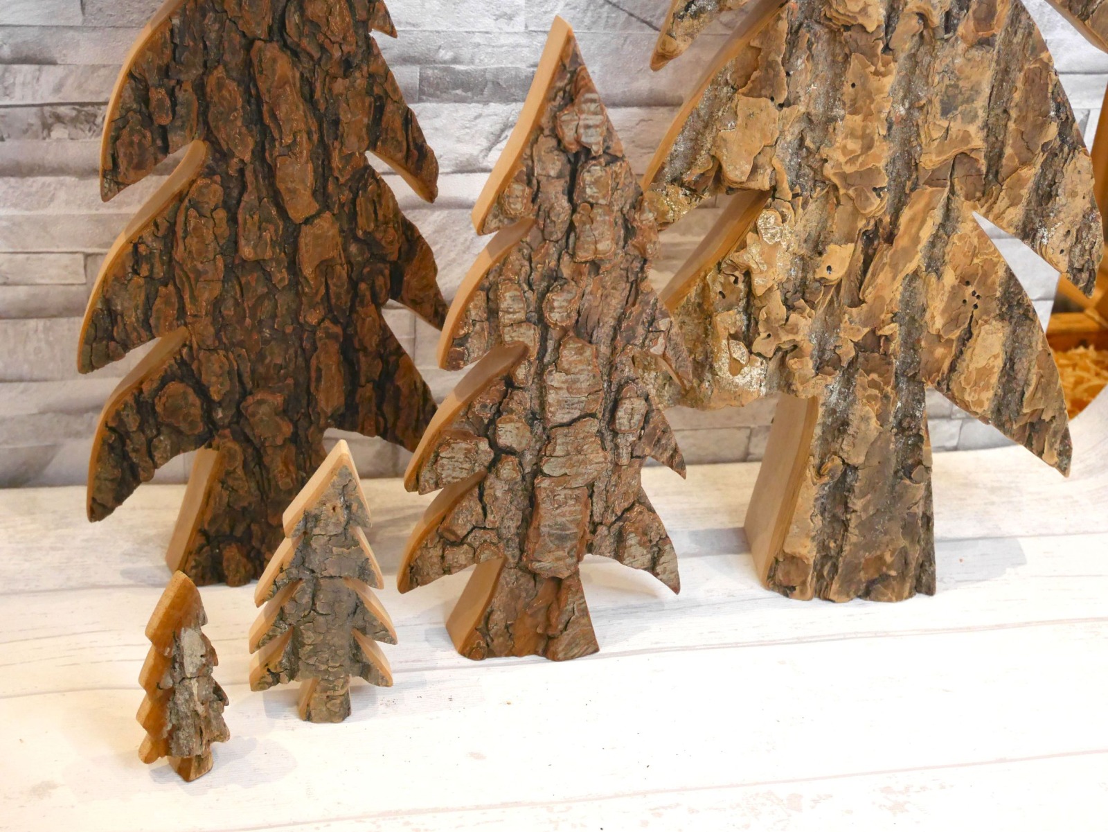 Dekofigur Tannenbaum aus Holz mit Baumrinde in verschiedenen Größen 2