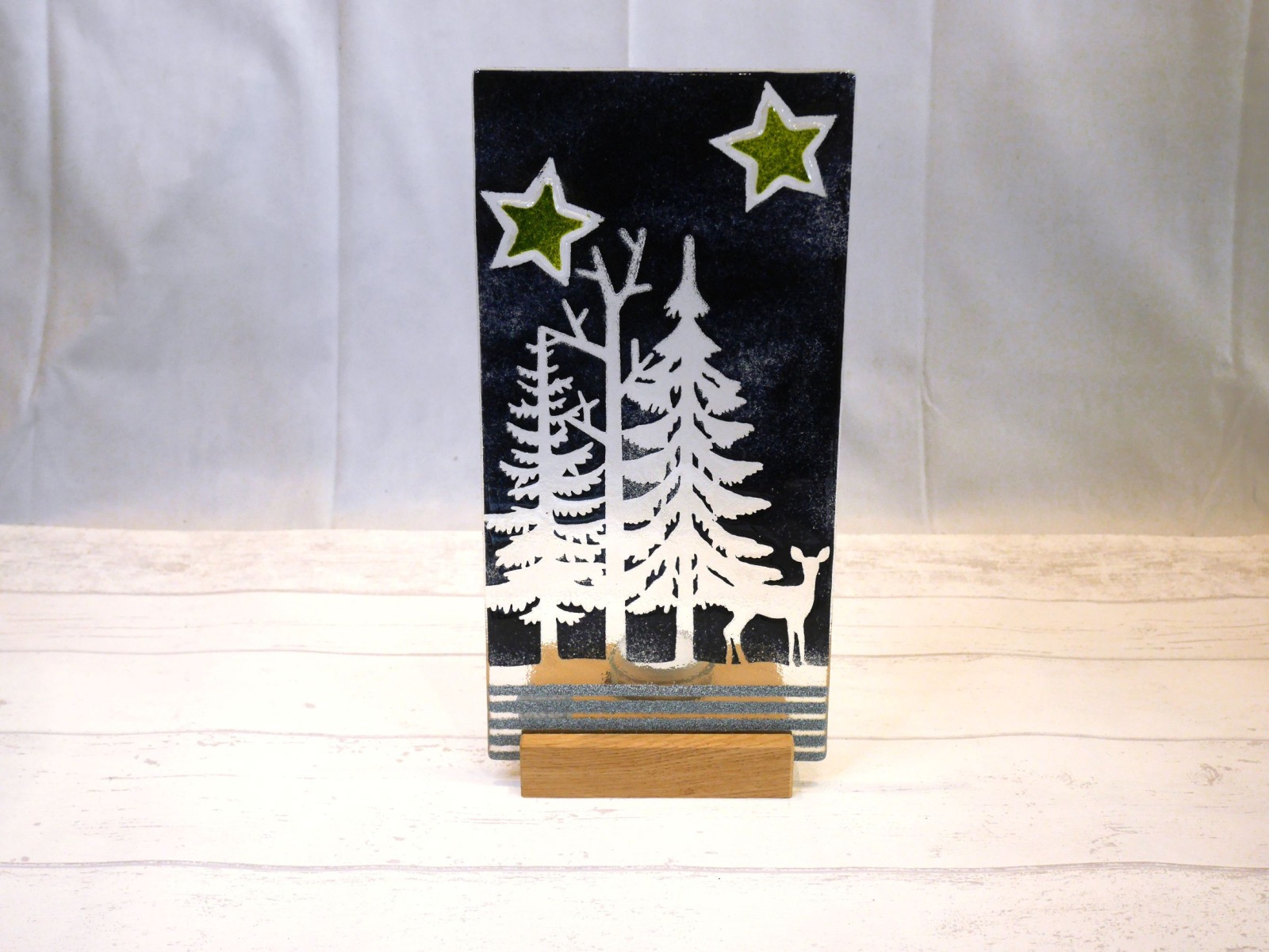 Glasfliese aus Fusingglas mit Tannenbaum, Reh und Sternen 4
