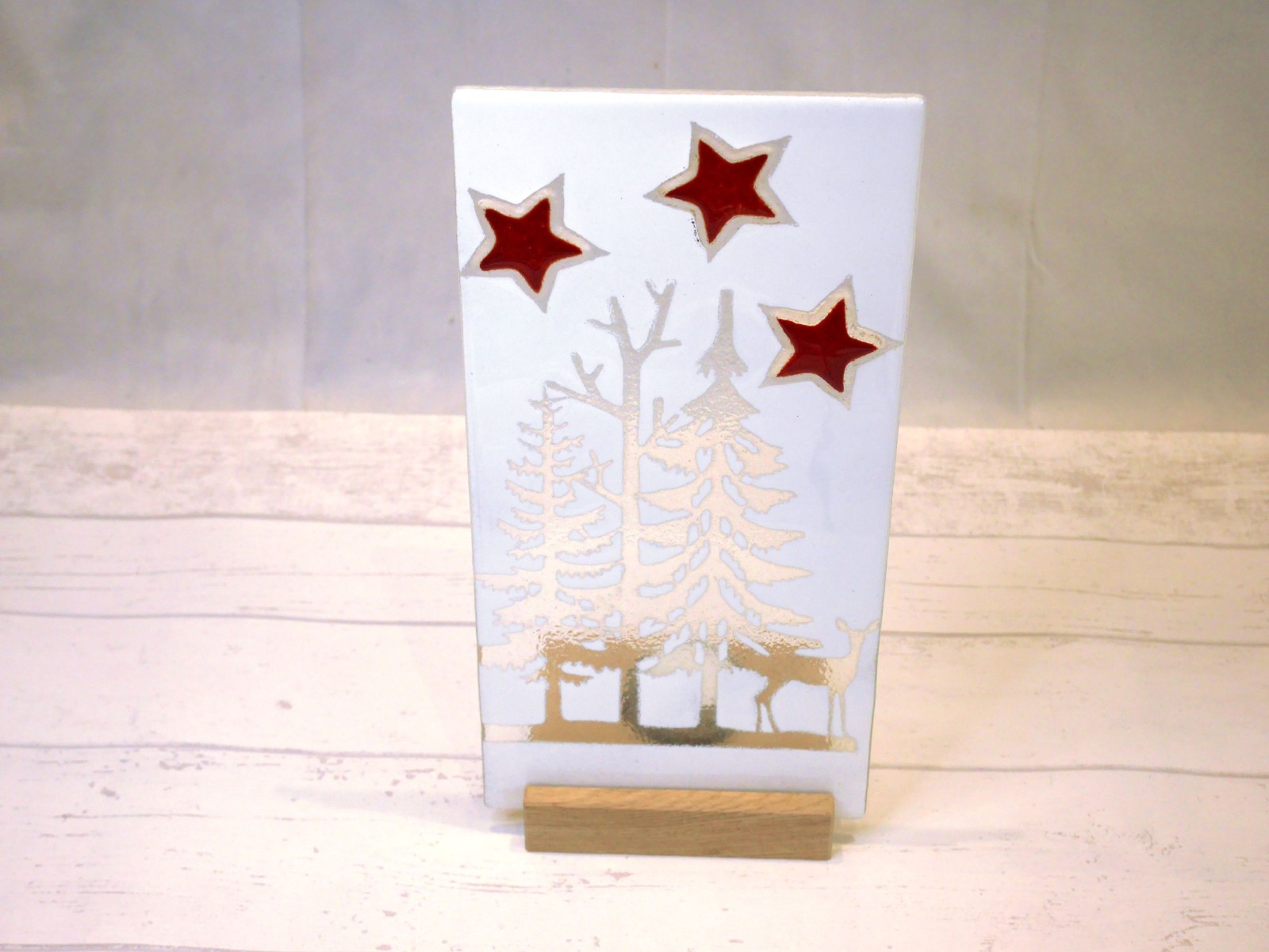 Glasfliese aus Fusingglas mit Tannenbaum, Reh und Sternen in weiß und rot 2