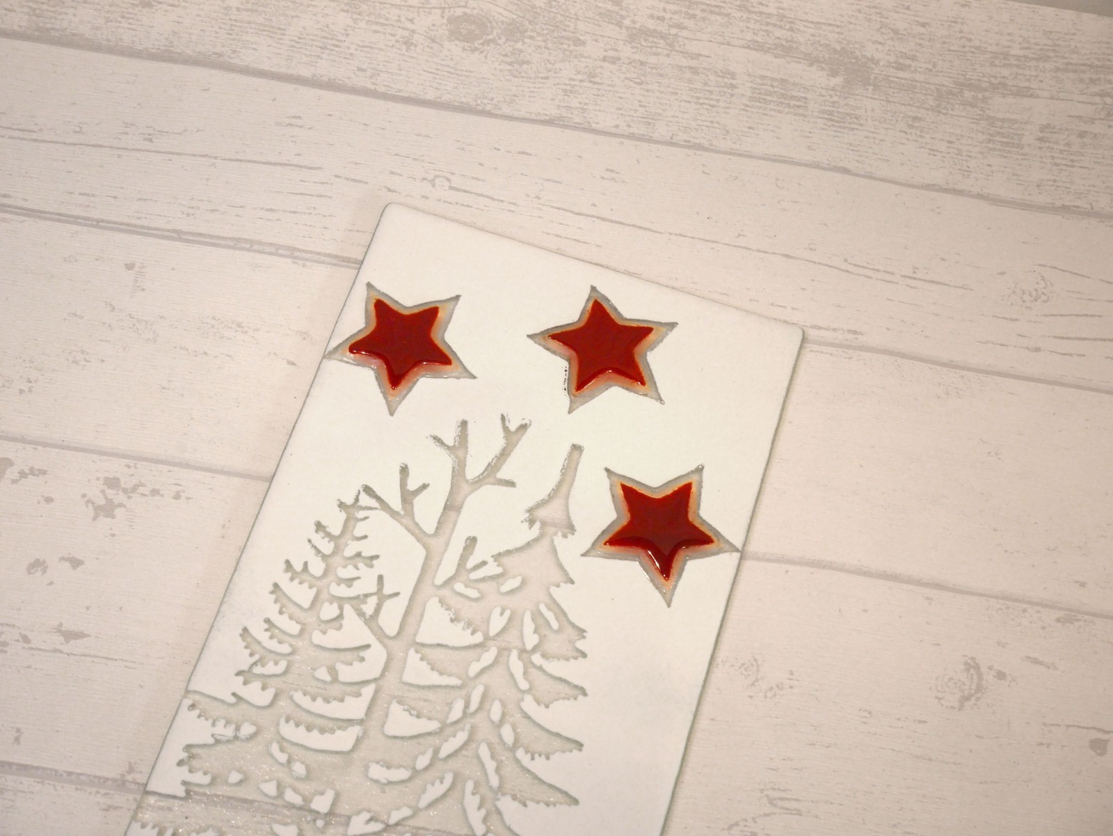 Glasfliese aus Fusingglas mit Tannenbaum, Reh und Sternen in weiß und rot 4