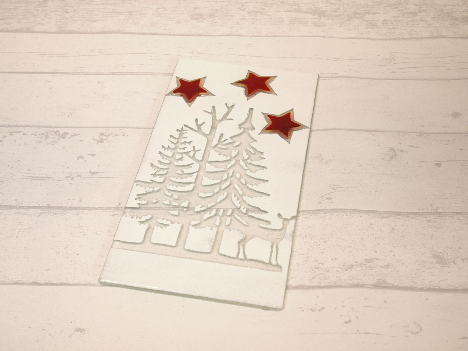 Glasfliese aus Fusingglas mit Tannenbaum, Reh und Sternen in weiß und rot 5