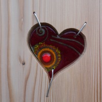 Gartenstele aus Lärchenholz mit roten Glas Herzen Holzstele 4