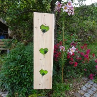 Gartenstele aus Lärchenholz mit grünen Glas Herzen Holzstele
