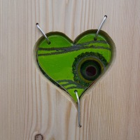Gartenstele aus Lärchenholz mit grünen Glas Herzen Holzstele 5