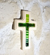 Holzkreuz mit Fusingglas in grün, Kreuz aus Ahorn 3