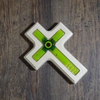 Holzkreuz mit Fusingglas in grün, Kreuz aus Ahorn 5