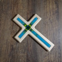 Holzkreuz mit Fusingglas in blau und grün, Kreuz aus Ahorn 5