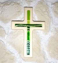 Holzkreuz mit Fusingglas in grün, Kreuz aus Ahorn