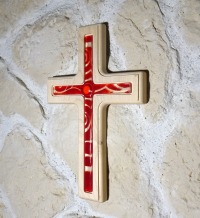 Holzkreuz mit Fusingglas in rot, Kreuz aus Ahorn 2