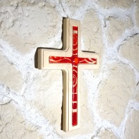 Holzkreuz mit Fusingglas in rot, Kreuz aus Ahorn 3