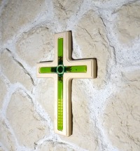 Holzkreuz mit Fusingglas in grün, Kreuz aus Ahorn 2