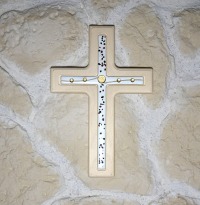 Holzkreuz mit Fusingglas in weiß und gold, Kreuz aus Ahorn