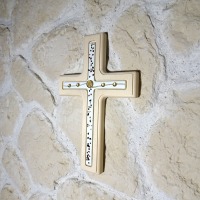 Holzkreuz mit Fusingglas in weiß und gold, Kreuz aus Ahorn 2