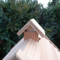 Handgefertigtes Vogelhaus aus massivem Lärchenholz 5