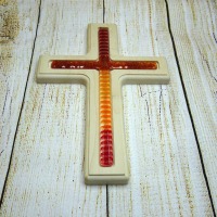 Holzkreuz mit Fusingglas in rot und orange, Kreuz aus Ahorn 3