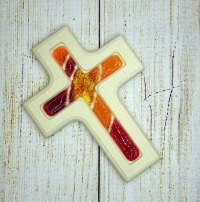 Holzkreuz mit Fusingglas in rot und orange, Kreuz aus Ahorn 2