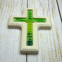 Holzkreuz mit Fusingglas in grün, Kreuz aus Ahorn 4