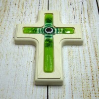 Holzkreuz mit Fusingglas in grün, Kreuz aus Ahorn 4