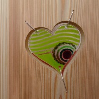 Willkommensschild, Gartenstele aus Lärchenholz mit grünen Glas Herzen und eingebrannten
