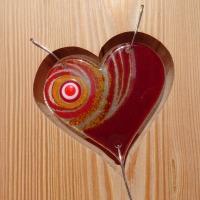 Willkommensschild, Gartenstele aus Lärchenholz mit roten Glas Herzen und eingebrannten Schriftzug,