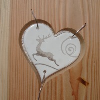 Willkommensschild, Gartenstele aus Lärchenholz mit einem weißen Glas Herz und Schriftzug,