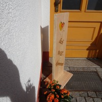 Willkommensschild, Gartenstele aus Lärchenholz mit einem gelben Glas Herz und Schriftzug, Holzstele