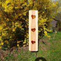 Gartenstele aus Lärchenholz mit roten Glas Herzen Holzstele