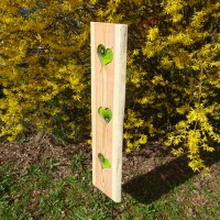 Gartenstele aus Lärchenholz mit grünen Glas Herzen Holzstele 2