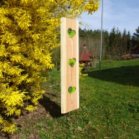 Gartenstele aus Lärchenholz mit grünen Glas Herzen Holzstele 3